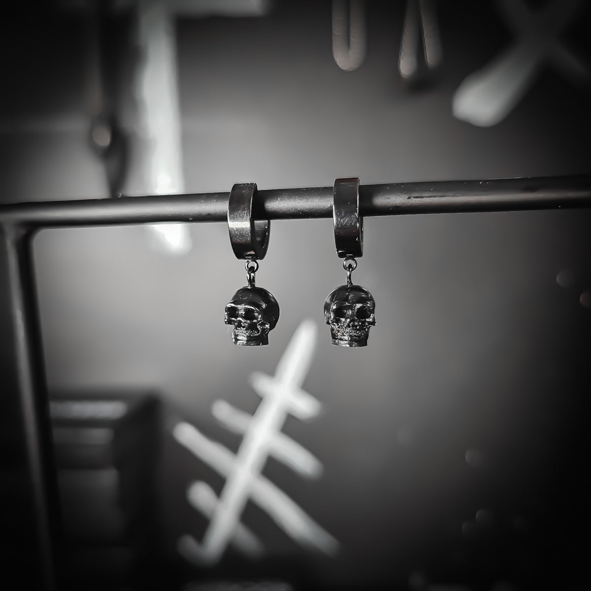 SKULLS Reborn all black rengas korvakorut