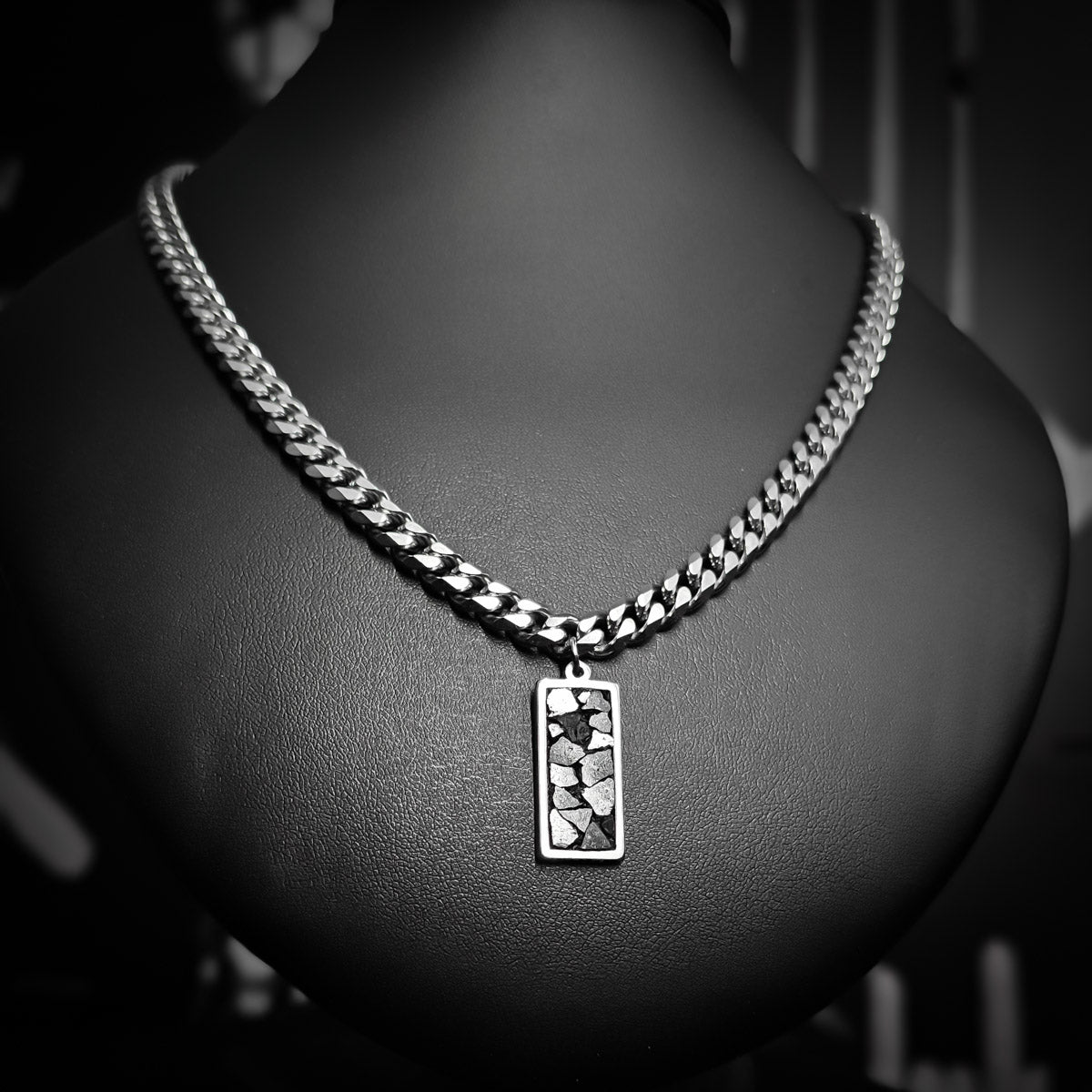 Rouhea Murska kaulakoru jykevässä cuban chain panssariketjussa. 